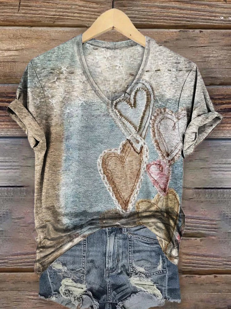THE AMORA | HEART ART V-NECK TEE